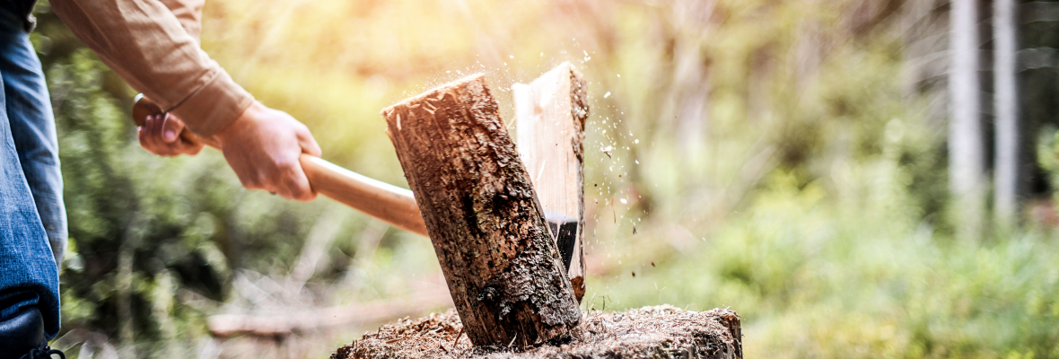 Holzhacken kann tödlich enden und als Arbeitsunfall zählen.