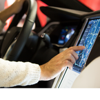 Touchscreen-Nutzung während der Fahrt kann Führerschein kosten