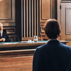 Respektlos – Sitzenbleiben und Stehenbleiben im Gerichtssaal