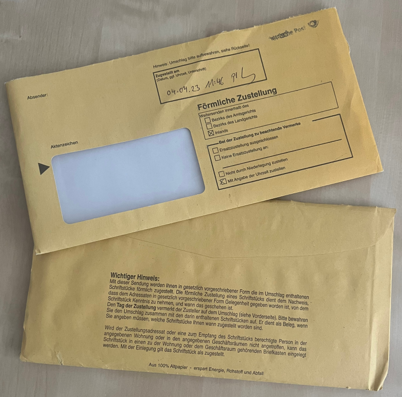 In so einem gelben Umschlag wird ein Strafbefehl zugestellt.