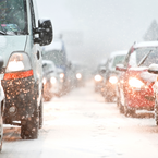 Schneeglatte Straßen und vereiste Fahrzeugscheiben: Autorechtstipps für den Winter