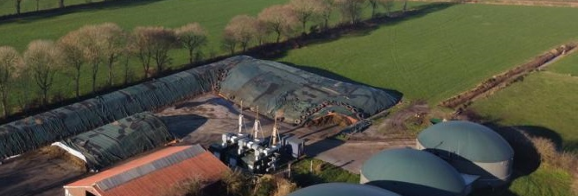 Blick auf eine Biogasanlage, betrieben von einem Landwirt aus Friesland
