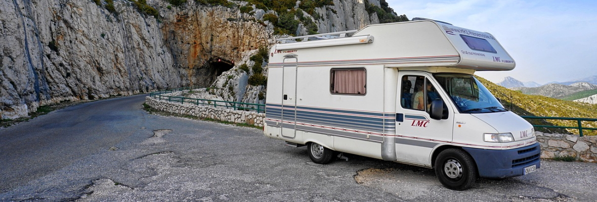 Wohnmobil Camper unterwegs auf einer Urlaubsreise in die Berge