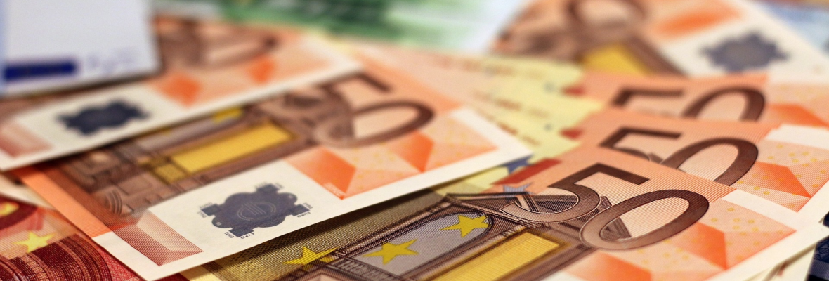 50 und 100 Euro-Banknoten liegen aufgefächert