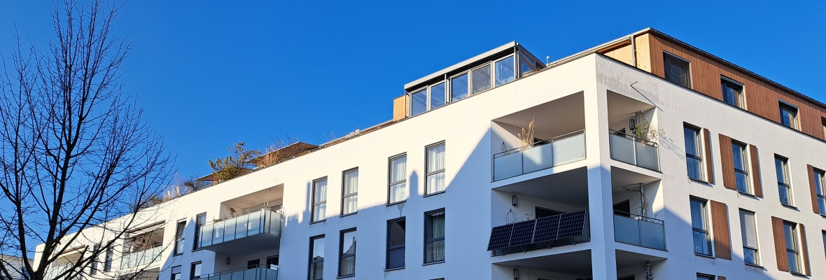 Immobilie Mehrfamilienhaus blauer Himmel