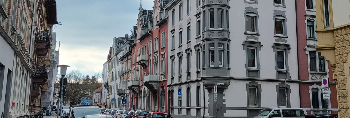 Straße mit vielen Mietshäusern in Konstanz