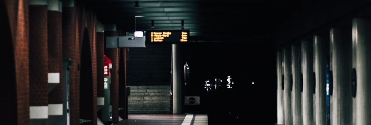 Ein Bild einer U-Bahn-Station, rechts sind die Gleise, links ist der Bahnsteig mit einer Anzeige zu sehen