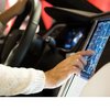 Touchscreen-Nutzung während der Fahrt kann Führerschein kosten