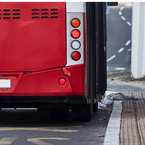 Dürfen Autofahrer an einer Bushaltestelle halten? 