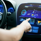 Stellt ein fest im Auto eingebauter Touchscreen ein elektronisches Gerät i.S.d § 23 StVO dar?