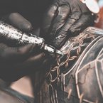 Ein Tattoo kann ein Grund für eine arbeitsrechtliche Kündigung darstellen